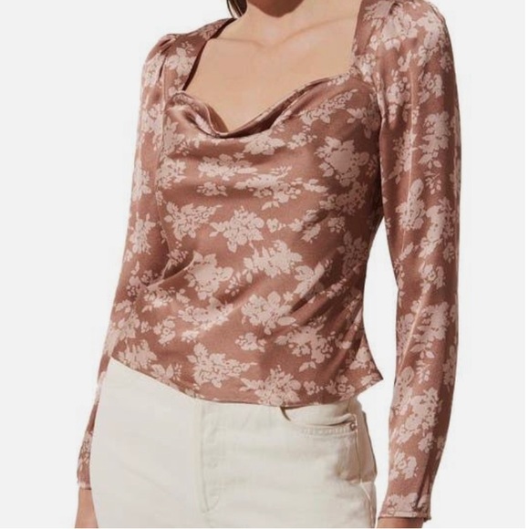 Astr Tops - ASTR the label NWOT Taupe floral cowl neck open back long sleeved shirt Size XS.
